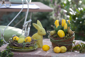 Gelbe Oster - Arrangement mit Osterhase und Osternest