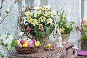 Oster-Arrangement mit weißen Tulpen