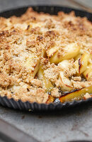 Apple crumble with sweet and sour cream