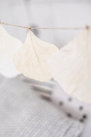 DIY-Girlande aus weiß besprühten Blättern