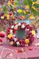 Herbst-Kranz aus Rosen und Beeren