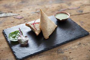 Indische Samosas auf Schieferplatte