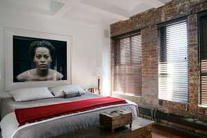 Photo portrait of woman above bed in bedroom with brick wall