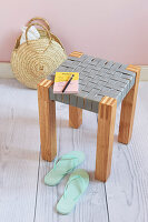 Hocker mit DIY-Ledersitz