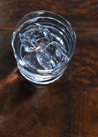 Ein Glas Wasser mit Eiswürfeln