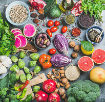 Stillleben mit Gemüse, Obst, Samen, Getreide, Gewürzen, Superfoods und Kräutern