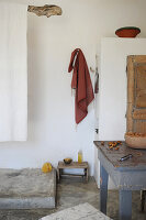 Offene Dusche im rustikalen Wohnraum mit Esstisch