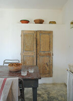 Wandschrank und Esstisch in rustikaler Wohnküche