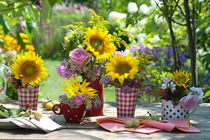 Sträuße aus Sonnenblumen, Rosen und Stauden