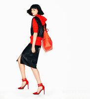 Schwarzhaarige Frau in schwarz-rotem Outfit