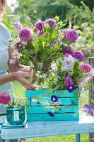 Violetter Sommerstrauß in türkis-blauer Holzkiste