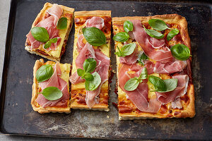 Ricottakuchen mit getrockneten Tomaten und Parmaschinken