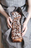 Lekah (jüdischer Honiglebkuchen) mit usbekischen Rosinen und Walnüssen