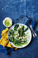 Spinat-Oliven-Salat mit Feta und Oregano-Salsa-Verde