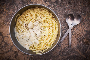 Spaghetti with cheese sauce