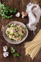 Linguine with mushrooms and parsley