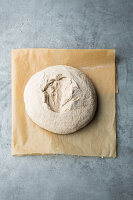 Brot mit Nahtstelle nach oben backen macht eine rustikale Kruste