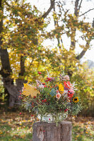 Herbststrauß in Glasschale