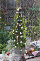 Weihnachtsdekoration für die Terrasse mit Zweigen
