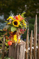 Herbststrauß mit Sonnenblume und Chrysanthemen