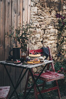 Feigentartes mit Vanillecreme und Salted Caramel auf Holztisch im Garten