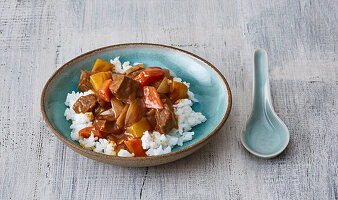 Japanischer Reis mit Curryfleisch und Kartoffeln