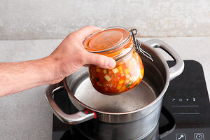 Warm-up Suppe im heißen Wasser erhitzen