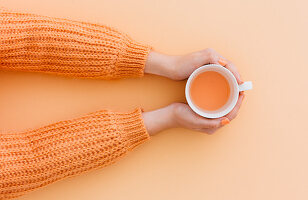Hände halten eine Tasse Tee