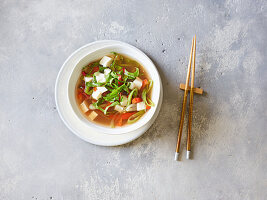 Asiatische Suppe mit Tofu und Paprika