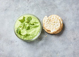 Grüner Erbsenaufstrich mit Ziegenfrischkäse und Minze