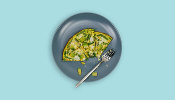 Omelette with green beans, avocado and feta cheese