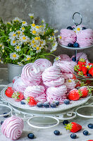 Apfelrosen-Marshmallows mit Erdbeeren, Heidelbeeren und Puderzucker