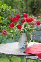 Strauß aus roten Tulpen im Krug
