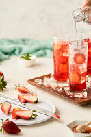Sommergetränk mit Erdbeeren und Mineralwasser