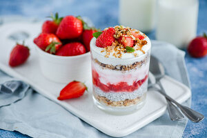 Schichtspeise mit Chiapudding, Erdbeeren, Müsli und Joghurt im Glas