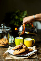 Cookies zu frisch aufgebrühtem Kaffee