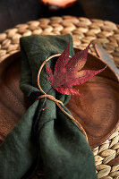 Gedeck mit Herbstblatt dekoriert