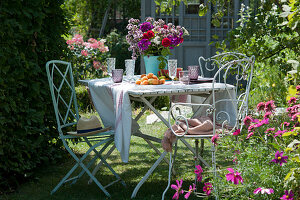 Bunter Sommerstrauß aus Rosen, Flammenblumen, Oregano, Schafgarbe und Färberkamille als Tischdeko