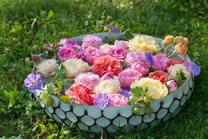 Schale mit Rosenblüten, Storchschnabel und Stachelbeeren