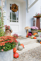 Herbstdekoration am Hauseingang