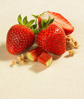 Frische Erdbeeren, Rhabarberstückchen und Streusel