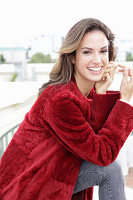 Junge Frau in rotem Mantel
