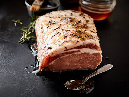 Roher Schweinenackenbraten, mariniert mit Honig, Piment und Fenchel