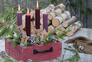 Schublade mit nummerierten Kerzen als Adventskranz