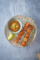 Tempeh-Spiesse mit Sate-Dip, Sesam und Zwiebelsamen