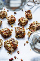 Hanf-Müsli-Würfel mit Goji-Beeren