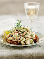 Getoastetes Brot mit Dill-Garnelen