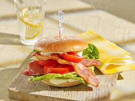 Brioche-Burger mit Bacon, Tomate und Salat