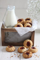 Marmeladenplätzchen und Milchflasche