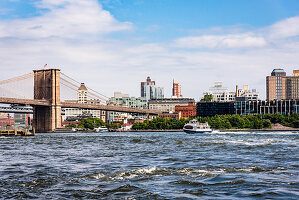 Blick auf die Brooklyn Bridge über den East River, Manhattan, New York City, USA